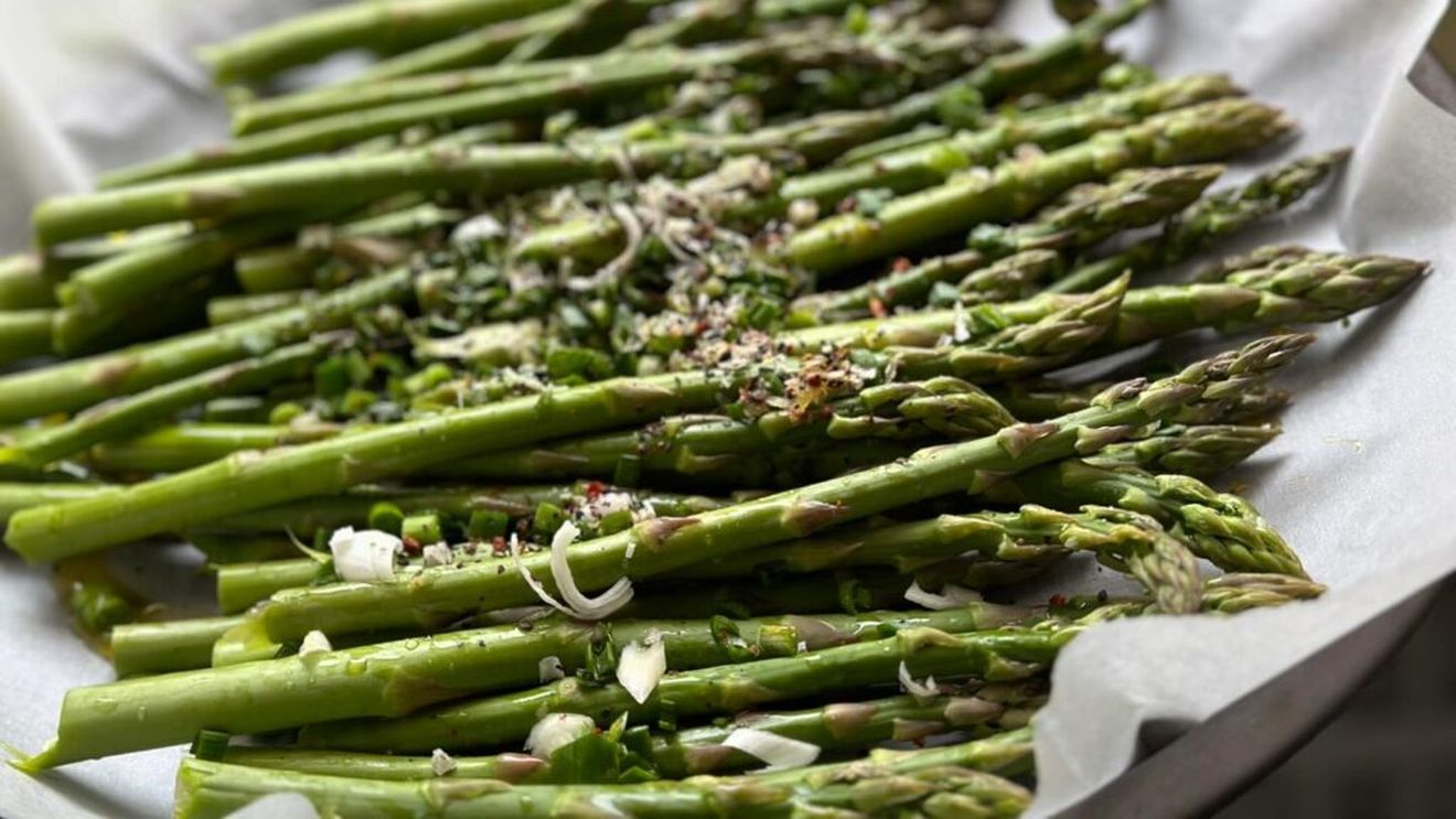 Trei rețete cu sparanghel/ Beneficiile acestei legume și de ce urina miroase urât după ce o consumăm