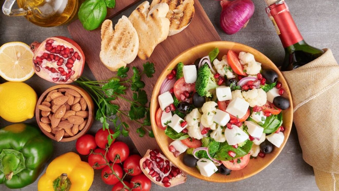 Dieta mediteraneană ar putea încetini îmbătrânirea prin proteine microscopice din celule, arată un nou studiu. Uleiul de măsline, peștele și leguminoasele apar printre alimentele-cheie