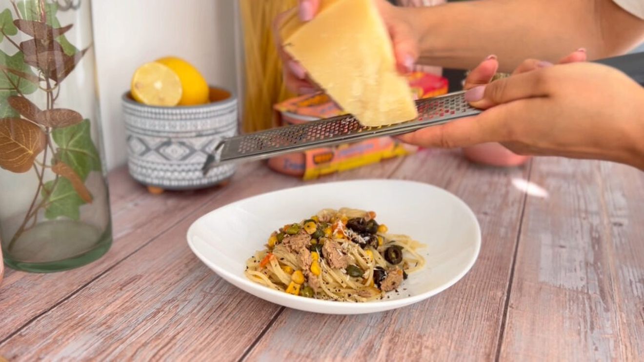 VIDEO | Spaghetti rapide cu ton și legume – rețeta ideală pentru prânz sau cină