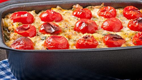 Idei de cină, o rețetă cu două variante, una dintre ele de  post. Cartofi gratinați în stil napoletan, cu sau fără brânzeturi