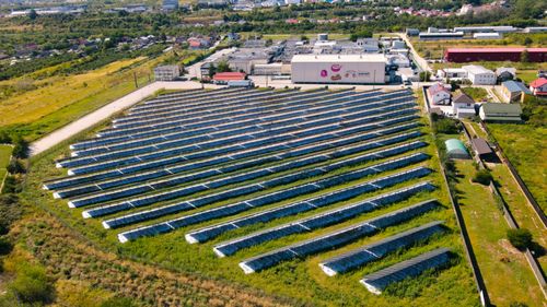 FOTO | Caroli Foods Group acoperă 23% din consumul de energie al fabricii din Pitești cu ajutorul unui parc fotovoltaic