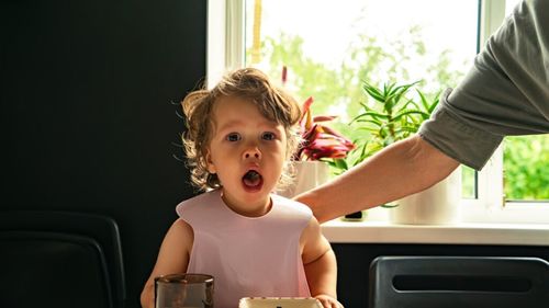 O fetiţă de trei ani a fost salvată de un polițist, după ce s-a înecat cu mâncare / El a intervenit după ce a auzit în apropiere strigătele disperate ale mamei