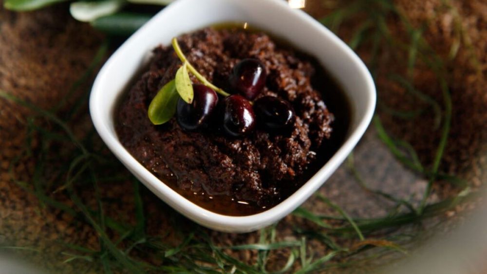 Paté de măsline negre, o rețetă de bază și trei variante cu un plus de arome și cremozitate: cu capere, cu ton sau cu ricotta