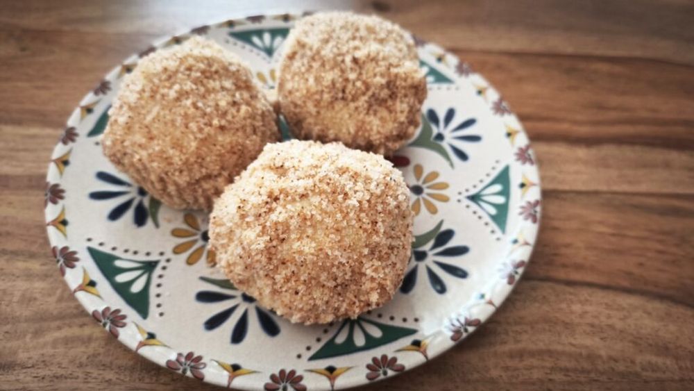 Rețetele Juanitei | Gomboți cu prune – rețeta tradițională și povestea unui desert ardelenesc vechi de sute de ani/ Fraged și aromat în interior, crocant și delicios de la pesmetul exterior