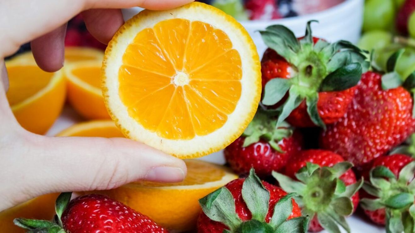 Cele mai bune alimente pentru stimularea imunității, în sezonul rece/ Un nutriționist recomandă portocalele, ardeii roșii, căpșunile și semințele de dovleac