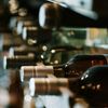 Furt de aproape 40.000 de lei dintr-un beci: 332 de sticle de vin de colecție, furate în mai multe rânduri