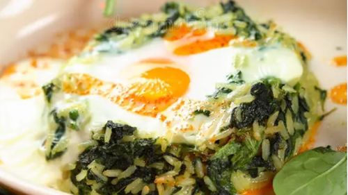 O rețetă grecească simplă: orez cu spanac și ou prăjit. Pentru un gust mai bogat, poți încerca să adaugi și puțină brânză feta