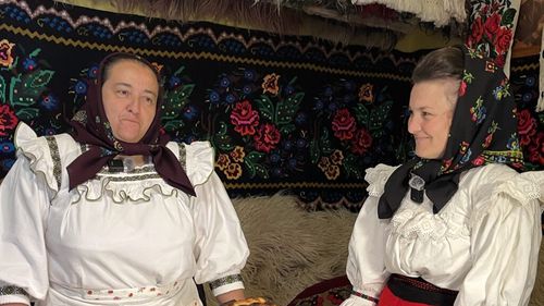 VIDEO | Pasca, simbol al Sărbătorilor Pascale / Preparată „la ochi” de femeile mai bătrâne din sat, cu sau fără brânză, dulce sau sărată, gospodinele se întrec pentru a obține cel mai pufos aluat