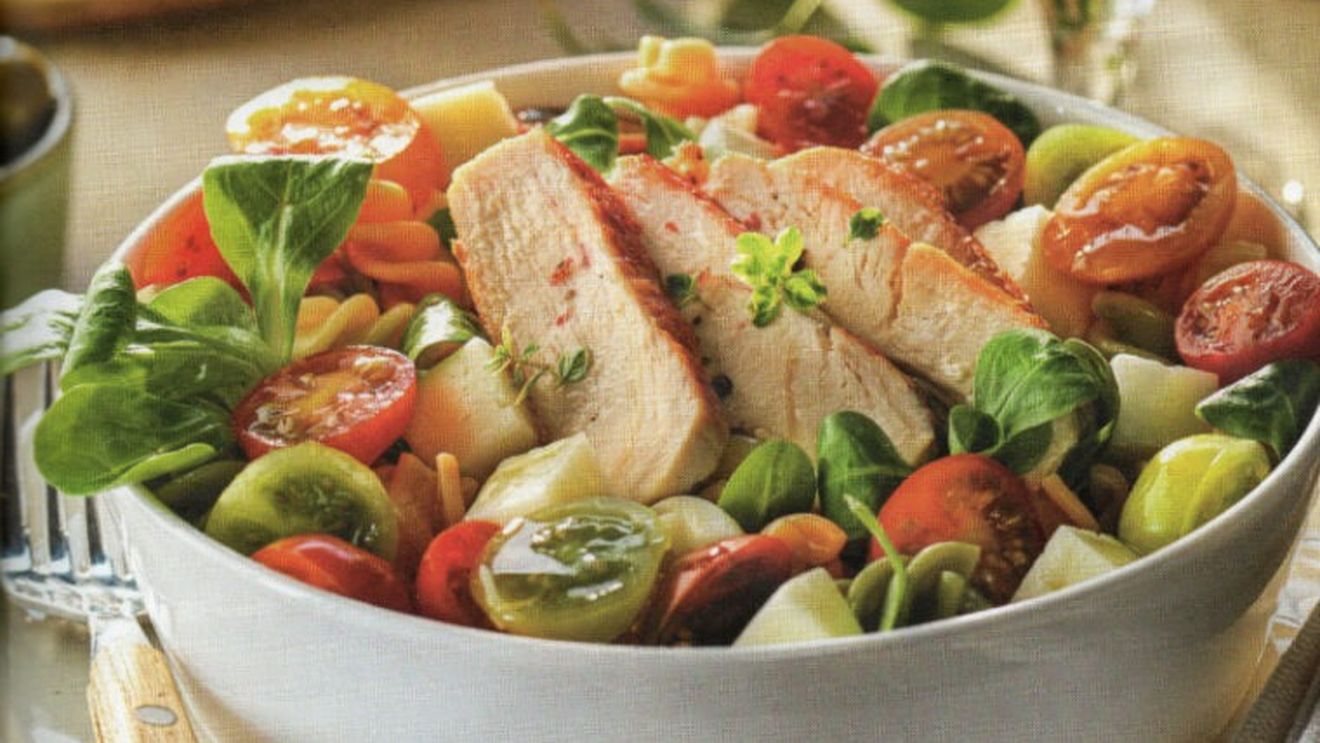 Pastele de vineri seara. Salată de paste colorate cu pui și frunze de valeriană