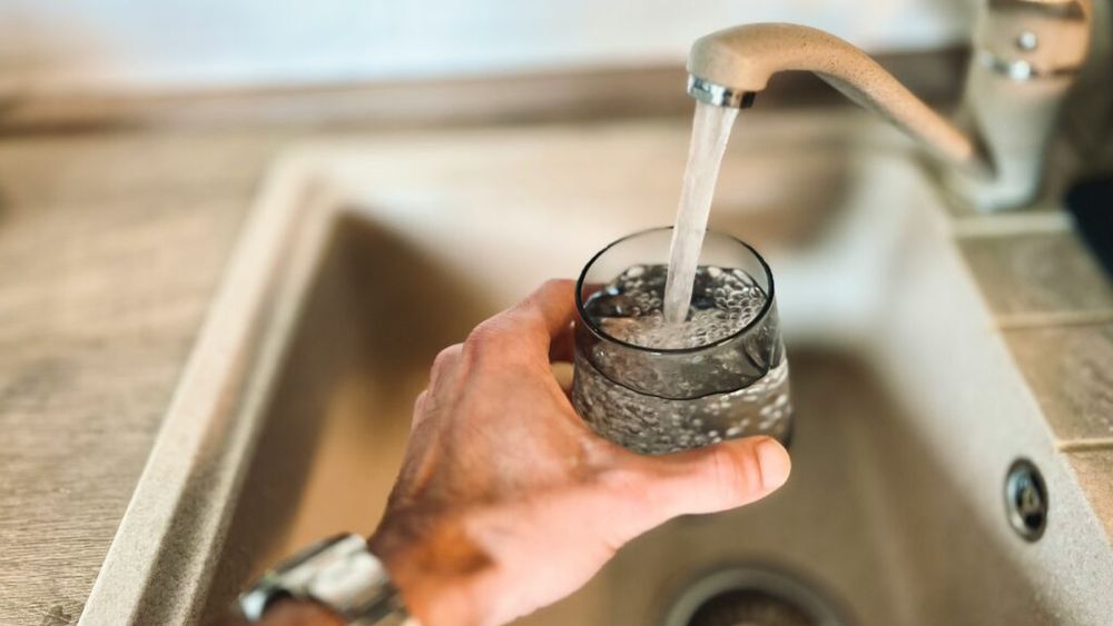 Nanoplasticele din apa de la robinet ar putea ajuta bacteriile periculoase să supraviețuiască / Ce au descoperit cercetătorii despre E. coli