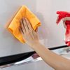 Cum scapi de grăsimea de pe frigider cu un ingredient pe care îl ai deja în bucătărie. Metoda simplă pentru exterior și interior