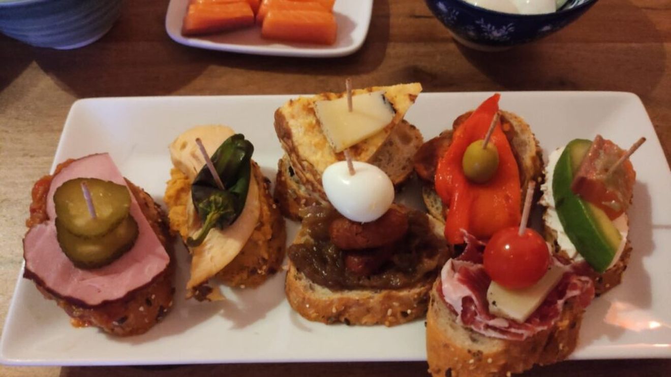 VIDEO Rețetele Juanitei - Pinchos, micile sandvișuri pe care le găsești în vitrinele tuturor barurilor din Țara Bascilor/ În funcție de ce pui peste feliile de pâine pot deveni o mică piesă de artă culinară