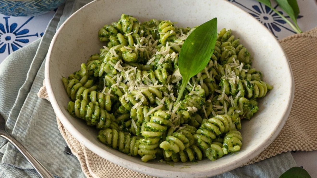 Rețete mediteraneene de făcut acasă: Paste cu leurdă, feta și lămâie. Rețetă vegetariană de primăvară, cu multe variante