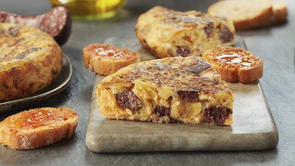 Omleta din Joia Grasă, un mic dejun cu ouă, cârnați și jumări/ Mâncare tradițională în această zi, un fel de Lăsata Secului la catolici