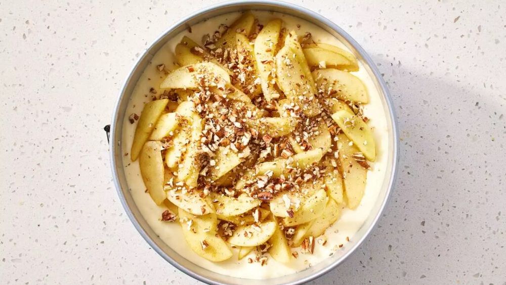 Ceva dulce | De ce să alegi între o prăjitură cu mere și una cu brânză? Le poți gusta pe amândouă într-un cheescake cu mere și nuci pecan, după o rețetă americană delicioasă