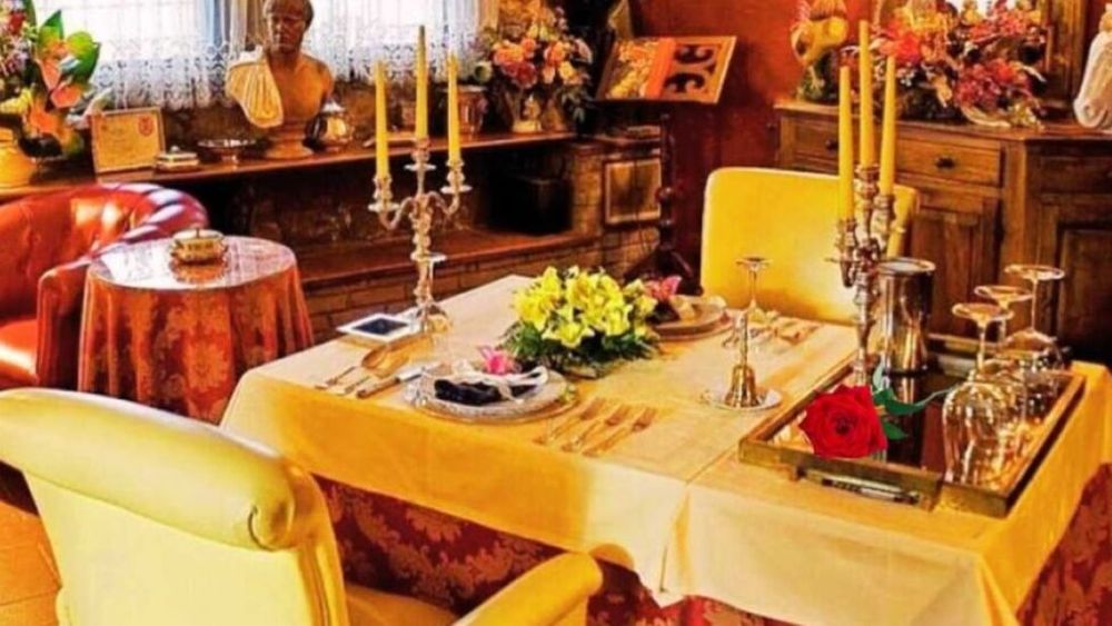 Un restaurant din Italia unde e Valentine's Day în fiecare zi, cu o atmosfera rafinată și intimă destinată cuplurilor romantice. Are doar două locuri și o grădină exclusivă în care se află și câteva vestigii romane