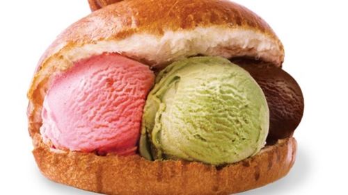 Brioșă siciliană pufoasă, cu înghețată la mijloc, precum un sandviș. Desertul de neratat vara, în trecere prin Sicilia