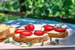7 rețete cu căpșuni care nu sunt deserturi: de la salată cu brânză de capră la sos pentru friptura de rață / De ce merg aceste fructe în preparatele sărate