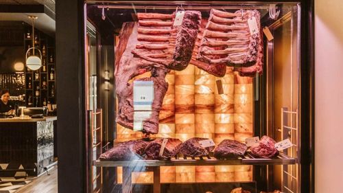 Carnea de vită dry aged premium: un trend de lux în creștere, într-o piață în scădere a consumului. Un kilogram poate ajunge la 180 de euro