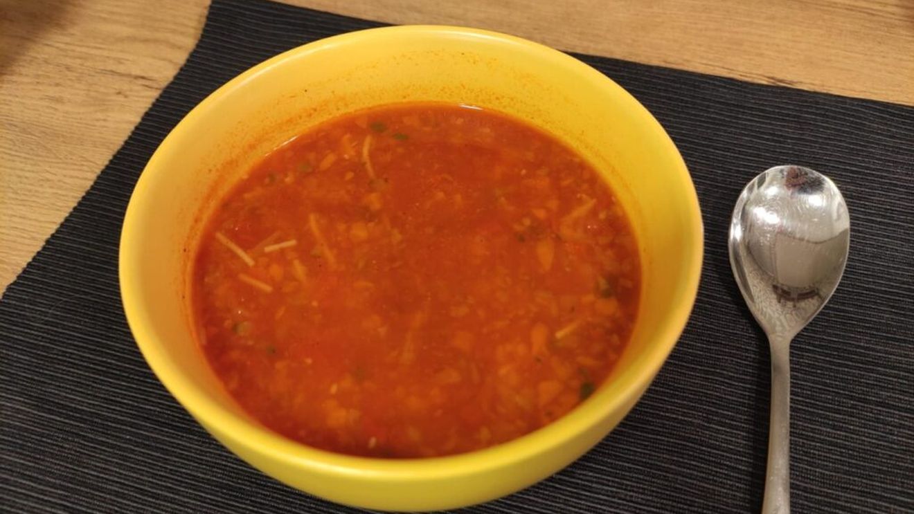 VIDEO Idei de cină: Supă de roșii cu fidea integrală/ Se poate face și cu orez dacă vrei să fie de post/ Rețetele Juanitei