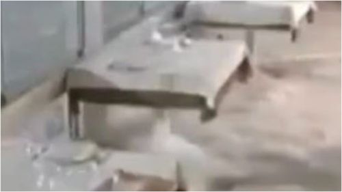 Restaurant din Sicilia inundat de valurile de aproape 8 metri ale furtunii Harry/ Mesele și scaunele din local au fost luate de ape