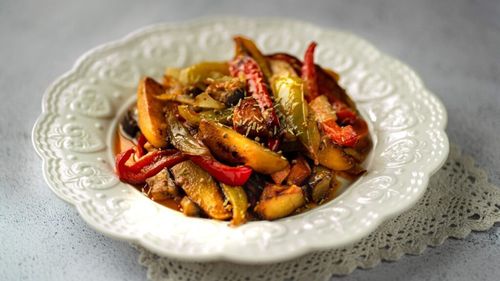 Rețete pentru studenți. La ciambotta - o mâncare italiană din toate legumele începutului de toamnă, gata în jumătate de oră