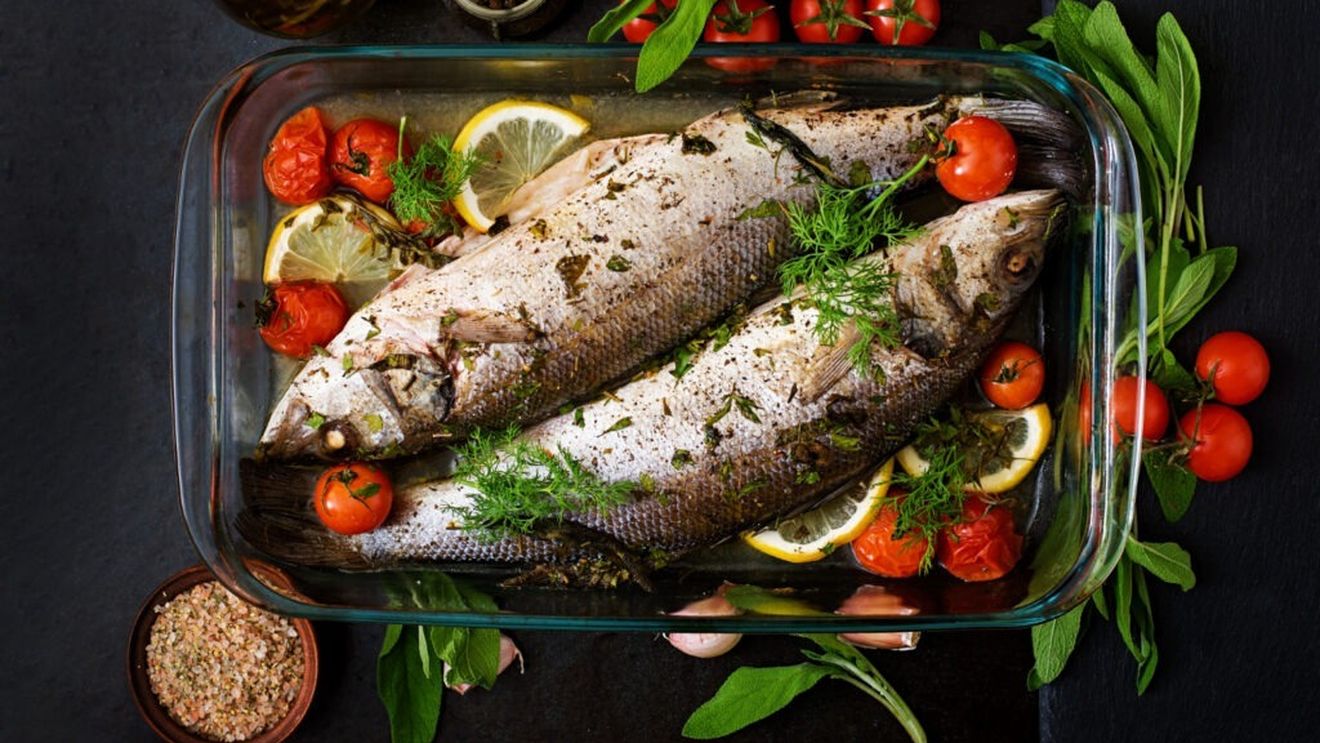 Ce mâncăm bun de sărbători când ne e pofta de pește?/ Aperitive cu pește sau păstrăv la cuptor cu mujdei și roșii