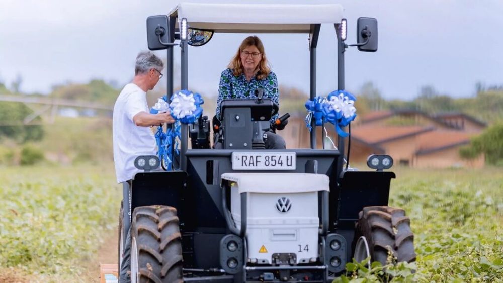 Volkswagen a prezentat propriul concept de tractor electric. Proiectul își propune să revoluționeze agricultura din Rwanda prin implementarea unor soluţii sustenabile, fără emisii de carbon și independente de combustibilii fosili
