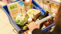 Produsele bio, între modă și realitate economică / De ce ajung consumatorii să plătească mai mult pentru eticheta „ecologic”