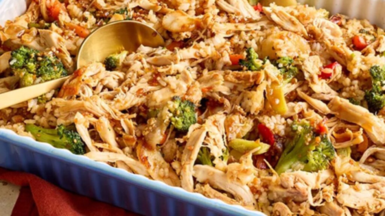 Pui Teriyaki la tavă, preparată într-un singur vas / Rețeta rapidă care combină orezul, legumele și puiul într-un preparat complet