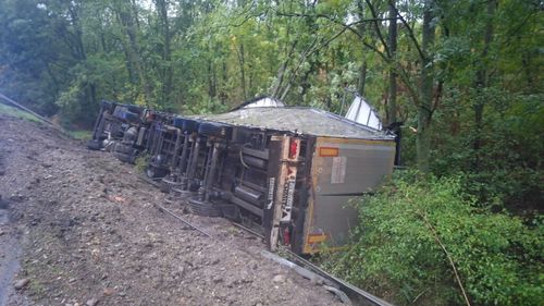 Un autotren care transporta pui vii s-a răsturnat, miercuri dimineaţă, în zona localităţii vasluiene Secuia / Șoferul a fugit de la locul accidentului