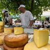 FOTO | A lucrat 13 ani într-o lăptărie din Italia, apoi s-a întors în România să facă brânză maturată. Acum este singurul crescător cu vaci rămas în Hoghilag / „Bagă mâna în lapte, bagă mâna în brânză, ca să înțelegi când e gata”