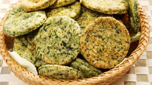 Biscuiții proteici cu spanac și feta care au gust de spanakopita grecească / Rețeta mediteraneană gata în 30 de minute