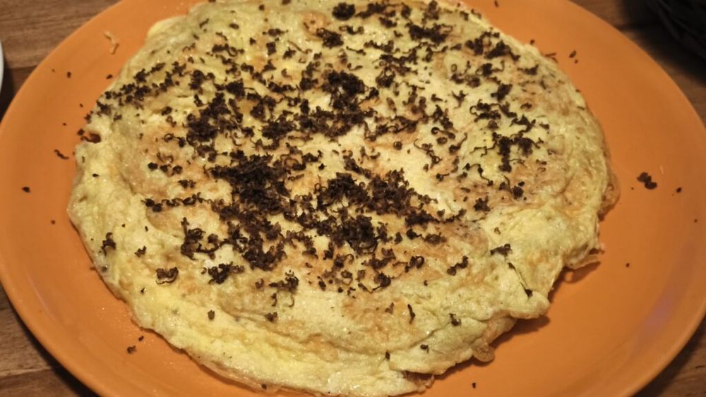 VIDEO | Rețetele Juanitei | Omletă cu trufe, preparată din ouă aromatizate/ Un preparat banal, transformat într-o farfurie de luxe