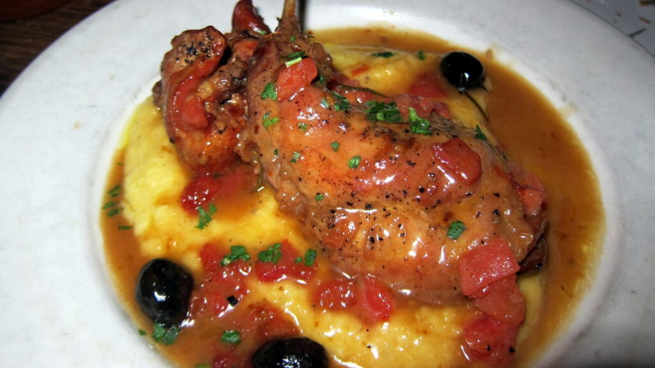 Cina de duminică: Iepure în sos de vin cu ciuperci și piure de cartofi / Carnea gătită lent capătă o aromă deosebită în combinație cu vinul roșu și ierburile aromatice