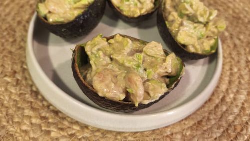 VIDEO-FOTO | Aperitiv rafinat cu creveți și avocado din doar 4 ingrediente. Servește-l în coaja fructului de avocado pentru un efect special