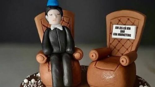 EXCLUSIV. Tortul care a devenit viral în mai puțin de 24 de ore / Are o figurină cu un scaun gol pe care scrie: „Am zis că vin, dar era marketing!” / Antreprenor: „Tortul este pentru cine se prezintă, nu pentru cine lipsește”