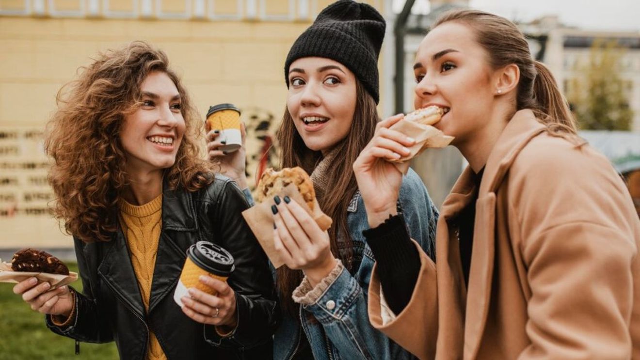 Ce și cum mănâncă Gen Z: 5% evită carnea, 34% consumă zilnic legume. Datele aparțin unui studiu al Asociației Dieteticienilor din România