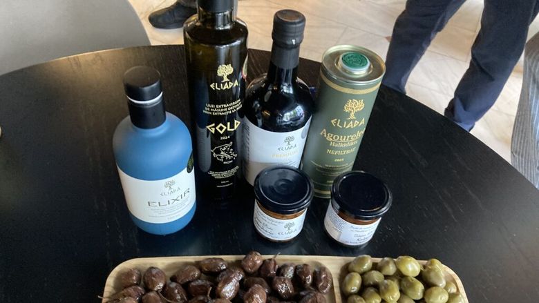 GALERIE FOTO | De la consultanță pentru fonduri europene la „aur lichid” în Grecia: Cum a ajuns o familie de români să producă ulei de măsline premiat / „Nu este un lux, ci respect pentru sănătate”