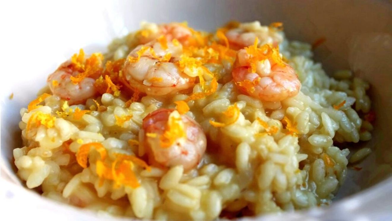 O idee de cină gustoasă, fără carne. Boabe de orz cu creveți și miez de portocală, în stil mediteranean