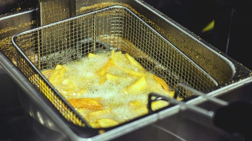 Nu ai unde să reciclezi uleiul uzat? Iată o opțiune, nu foarte sustenabilă, dar mai corectă decât să îl arunci la chiuvetă