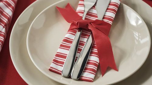 VIDEO Cum să aranjezi masa pentru Crăciun/ Chiar dacă folosim farfurii obișnuite ar fi bine să le așezăm corect, iar câteva decorațiuni și șervețele colorate vor crea atmosfera de sărbătoare