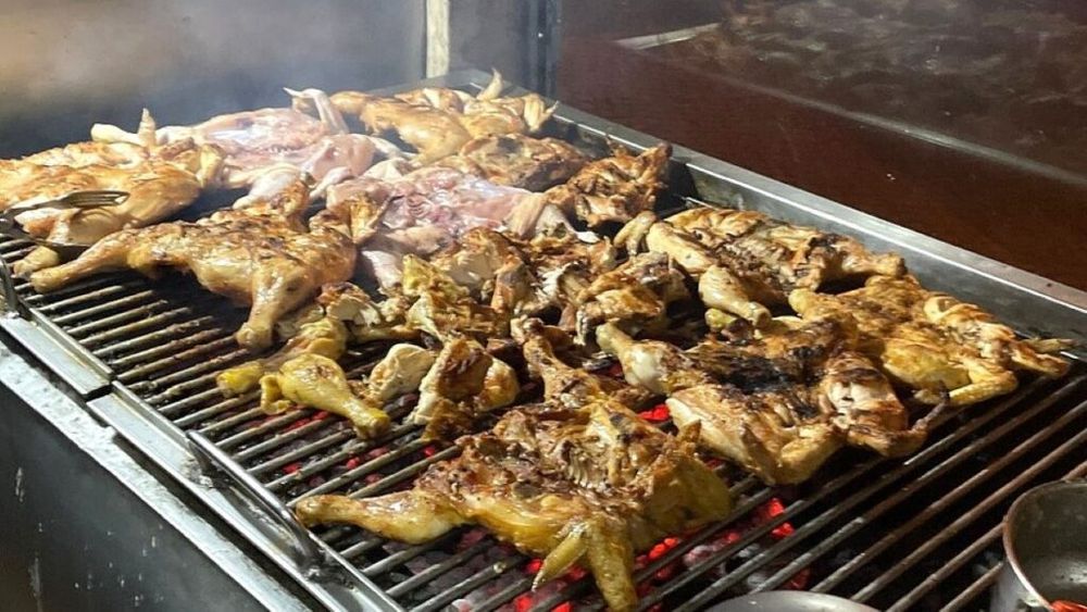 Rotiseria „fără firmă” din Lisabona unde turiștii chinezi stau la coadă pentru un pui la grătar / Rețeta de condimentare datează din 1980 / Locul a devenit faimos după ce un bărbat a filmat ore întregi interiorul și exteriorul localului: „Poate era un influencer. Nu știu”