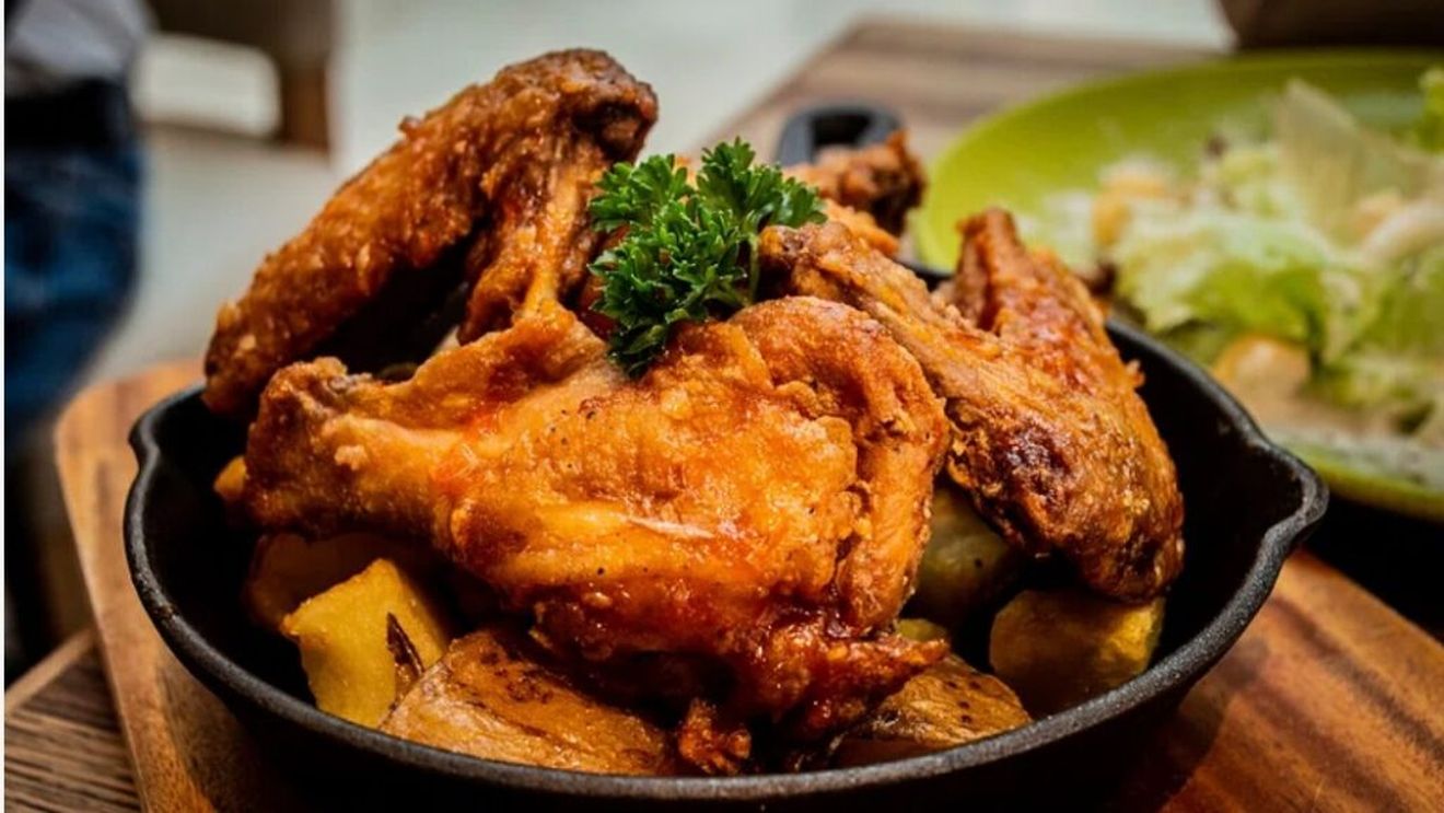 5 rețete delicioase cu pui pe care le poți face la friteuza cu aer cald: De la pulpe de pui crocante la aripioare picante