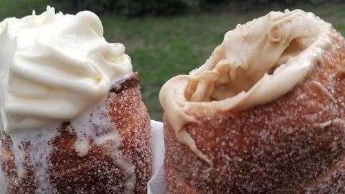 Trdelník: Mâncarea cehă care nu este cehă / A apărut într-o carte de bucate din Transilvania, apoi a luat-o spre spre vest  către Ungaria, unde astăzi se numește kürtöskalács / Chiar și un vagabond a strigat la noi: „Este din România!”