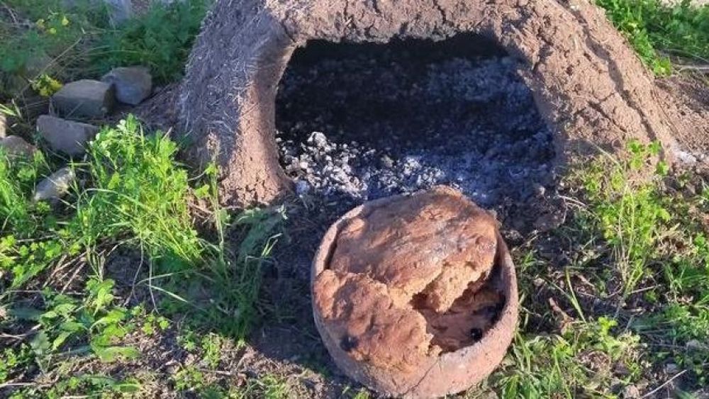 Descoperire fascinantă: Focaccia are o istorie de 9.000 de ani! Acest sortiment de pâine era copt în vase cu bază ovală și pereți joși, realizate din lut, la temperaturi de 420°C / O focaccia cântărea 3 kilograme, ceea ce sugerează că erau destinate consumului în comunitate