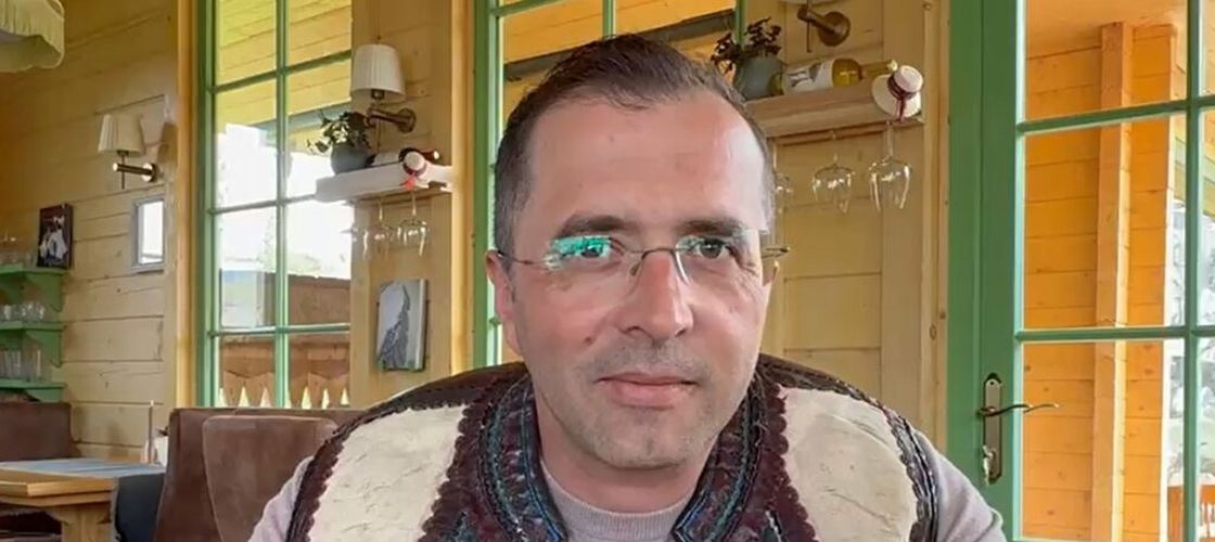 FOTO-VIDEO | A lăsat corporația și s-a întors acasă, în Maramureș, unde a deschis o pensiune și un restaurant / Povestea lui Ionuț Șimon, care a schimbat laptopul pe pieptar și ședințele pe gustul copilăriei: „Părinții au vrut să mă facă domn. Am ajuns, dar am renunțat la tot, mi-am dat jos cămașa ca să-mi iau pieptarul”