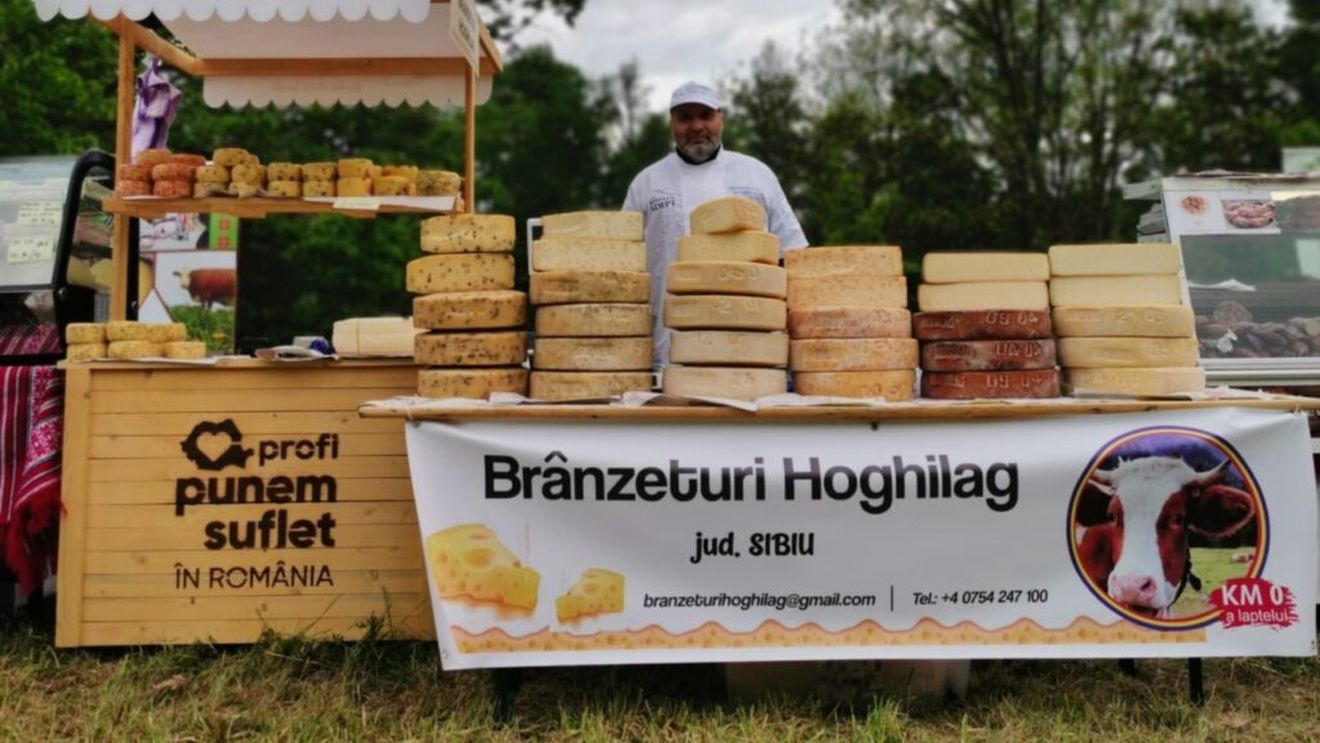 Fermier cu valoare adăugată: Doi asociați își împart perfect treaba între ei / În timp ce unul furnizează laptele de la vacă, celălalt produce brânzeturi / „Știți cum e când vă duceți la piață să luați brânză și jumătate din pungă e apă? La mine nu se întâmplă așa”