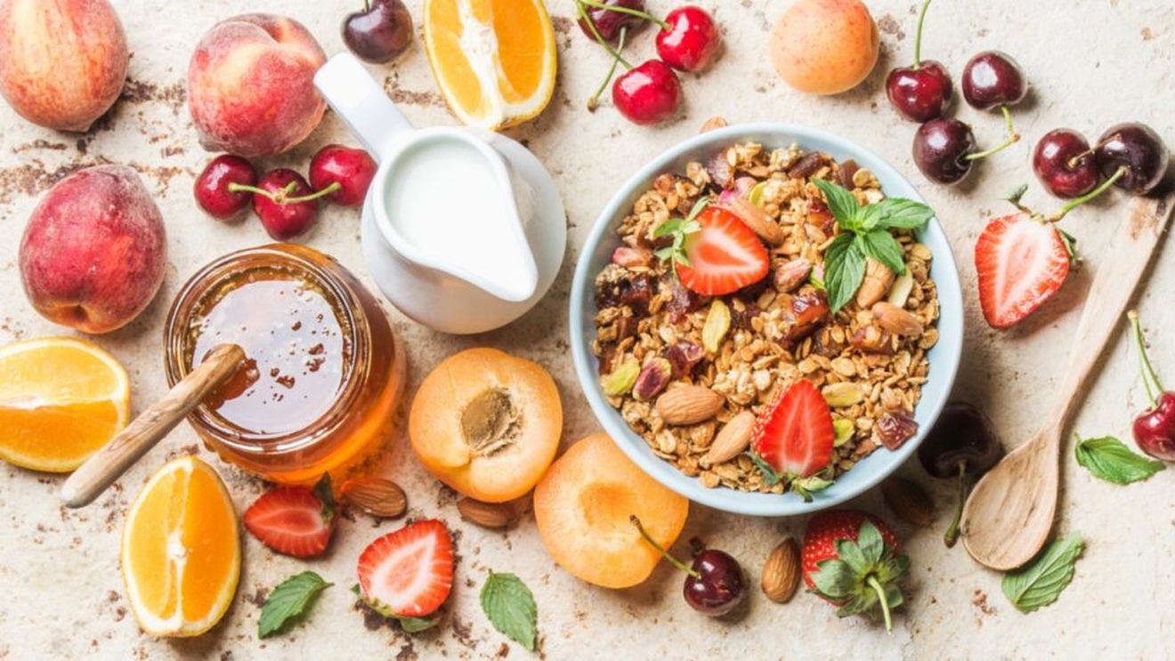 Ce mănâncă dimineața cei mai longevivi oameni din lume / Cercetător: „Ar trebui evitate majoritatea produselor promovate drept alimente pentru micul dejun, precum cereale pline de zahăr, iaurturi și granola” / Ce părere are despre ovăz