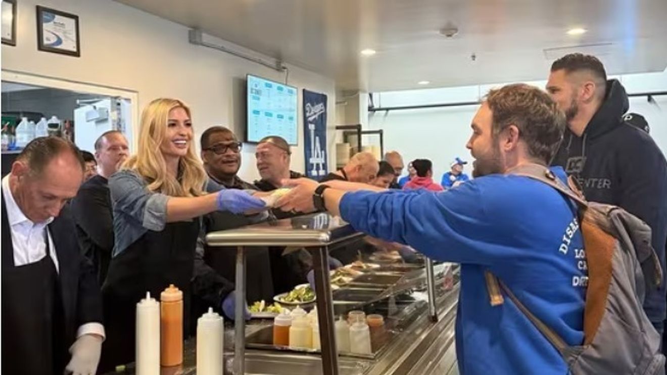 Ivanka Trump a servit mese calde victimelor incendiilor din Los Angeles: „I-a îmbrățișat și le-a ascultat poveștile”